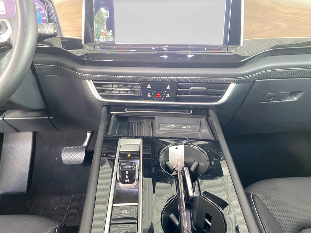 Used 2025 Volkswagen Atlas SE FWD image 11