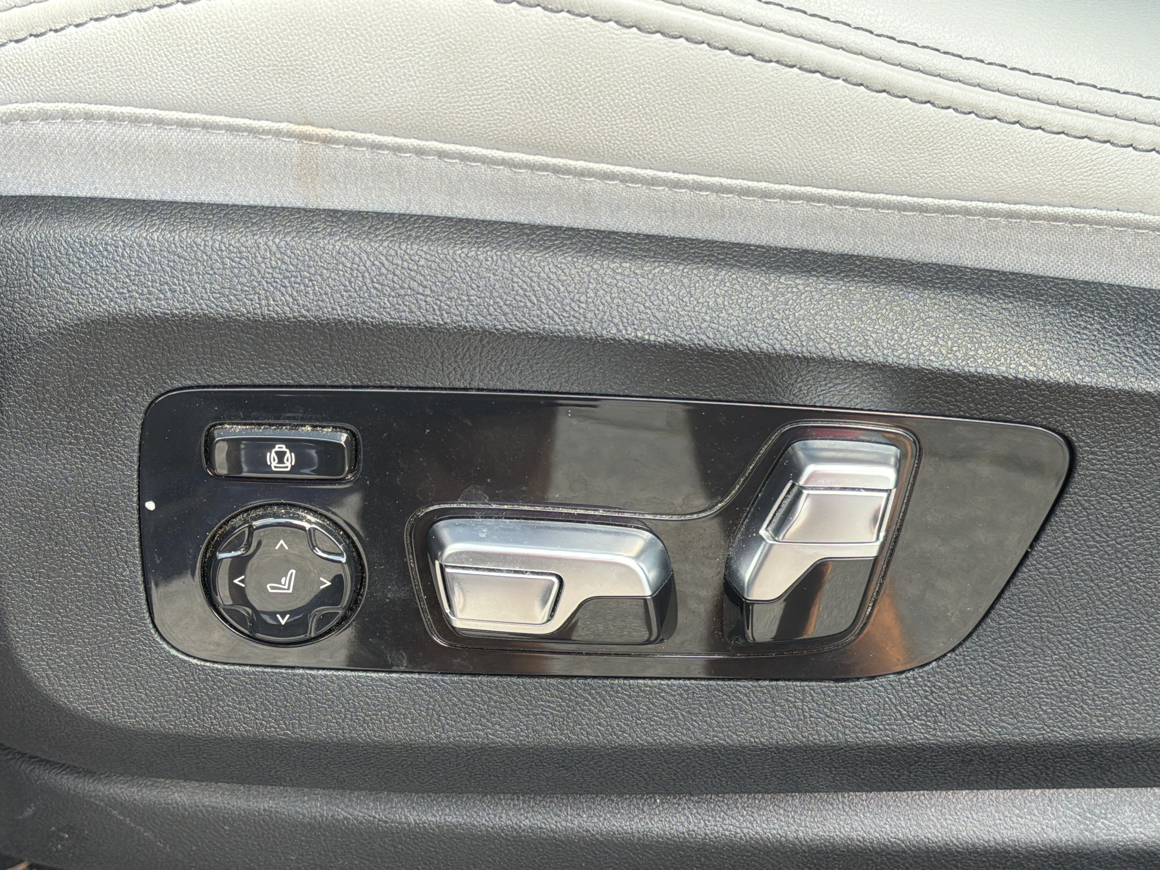 Certified 2025 BMW X5 M60i AWD/4WD image 19