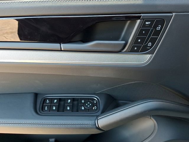 New 2025 Porsche Cayenne Coupe image 13