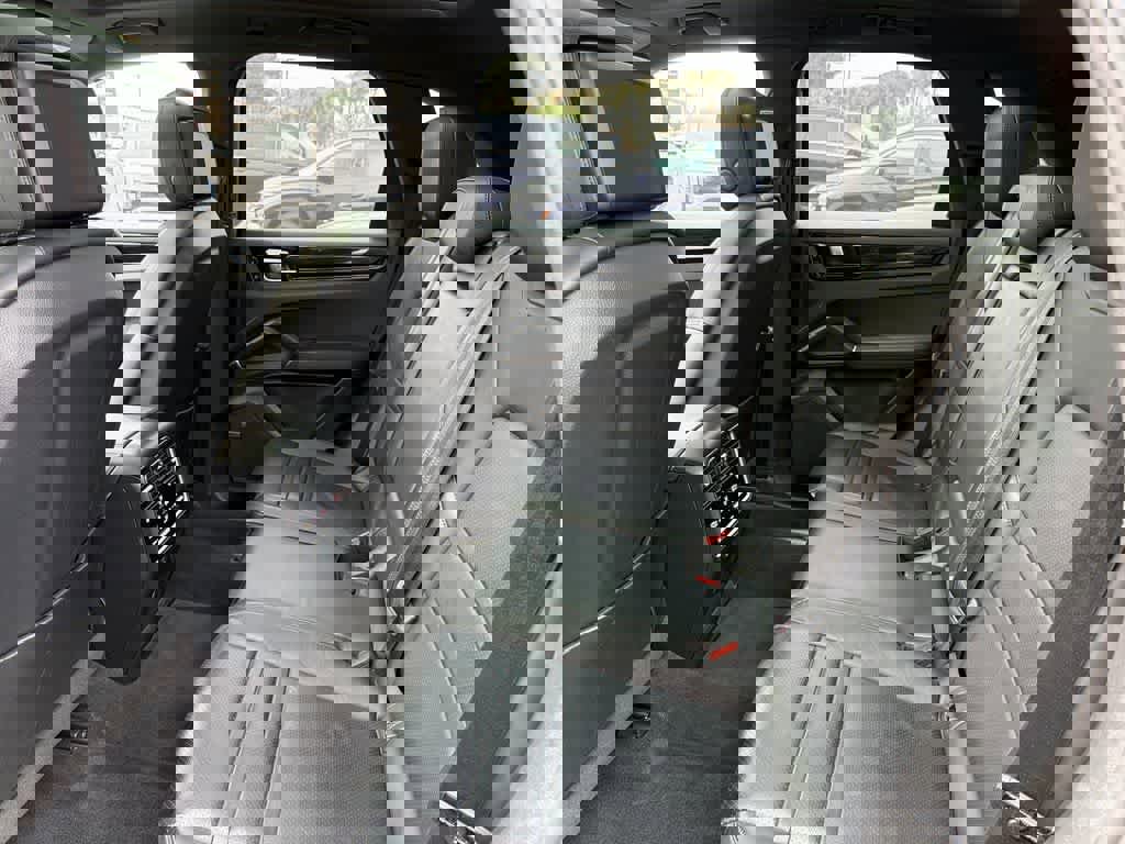 Used 2019 Porsche Cayenne S image 29