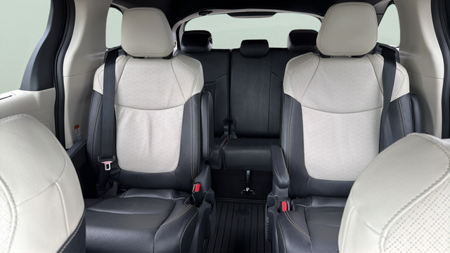 Used 2025 Toyota Sienna Platinum AWD/4WD image 28