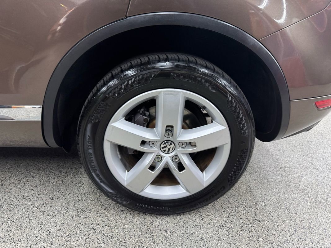 Used 2014 Volkswagen Touareg Sport image 39