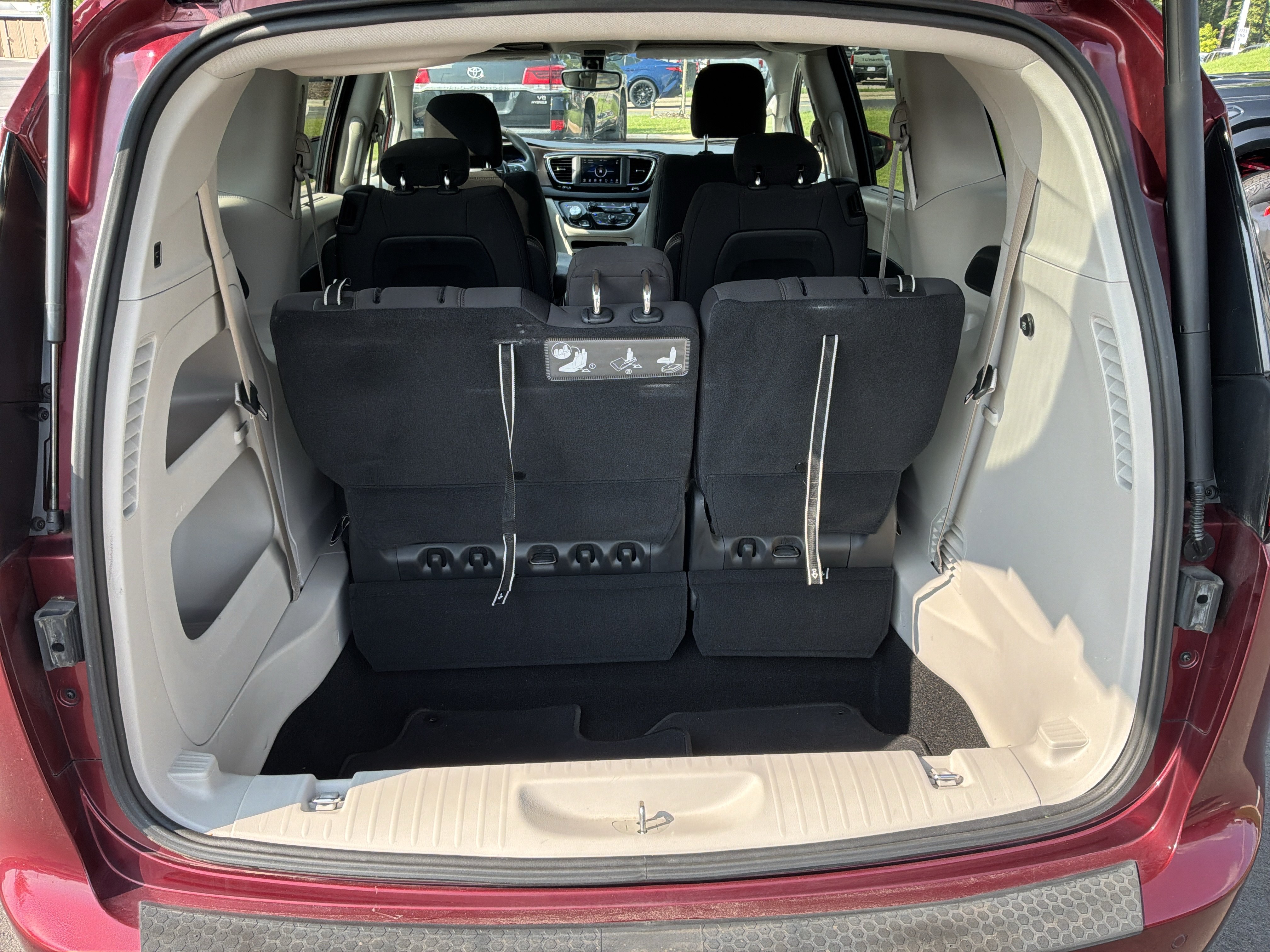 Used 2018 Chrysler Pacifica Touring Plus FWD image 32