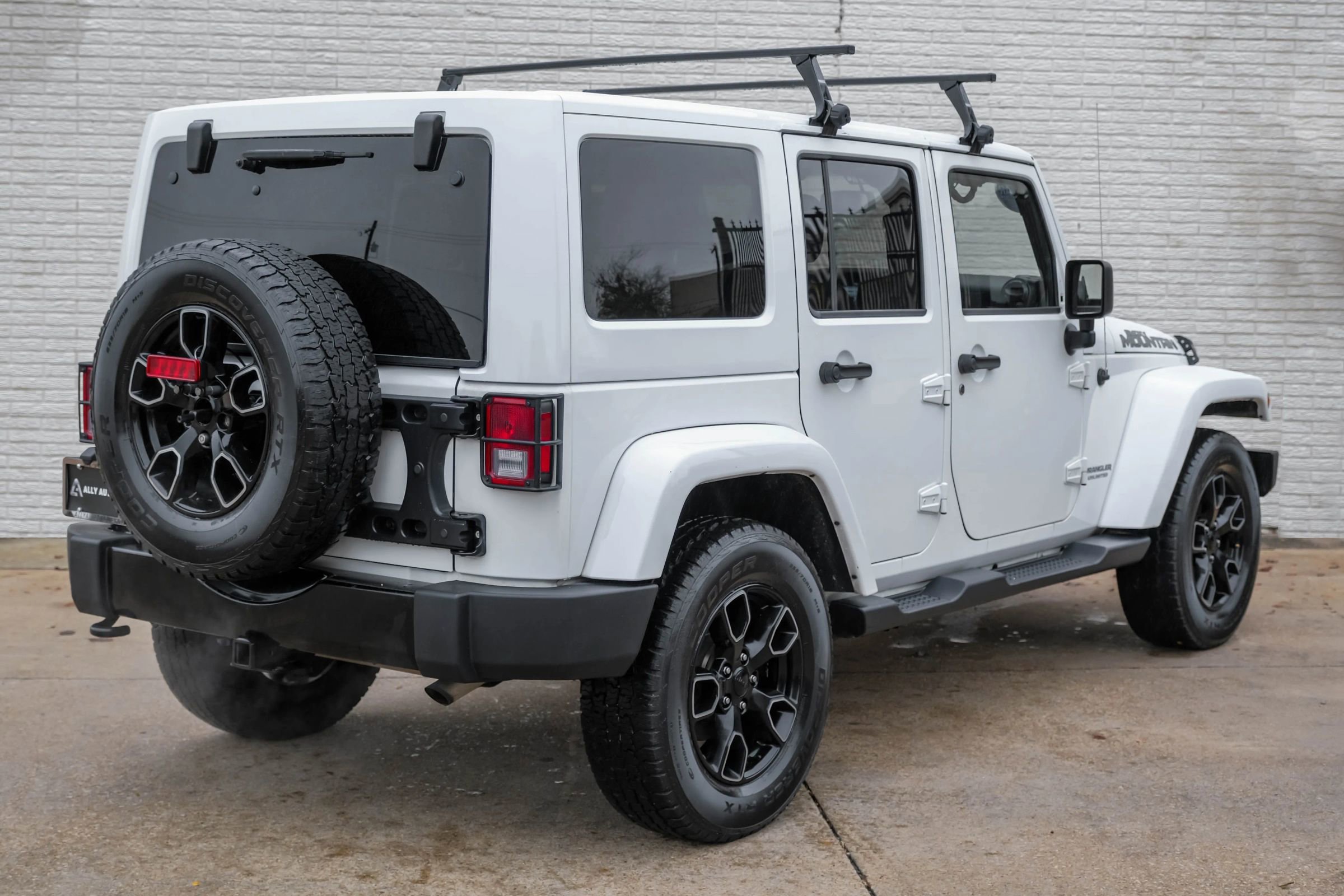 Used 2017 Jeep Wrangler Unlimited Sahara AWD/4WD image 5