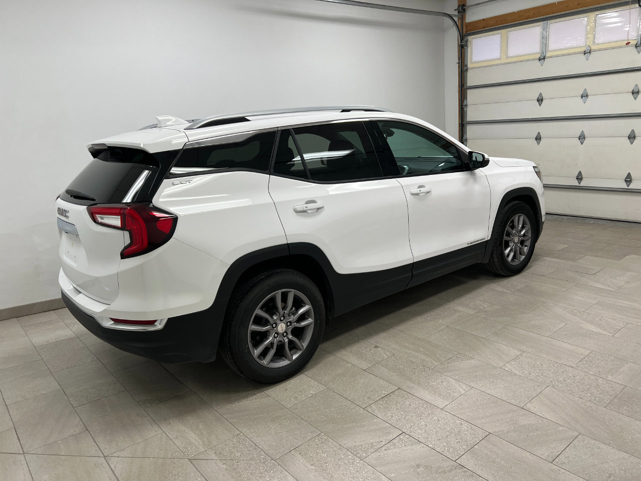 Used 2024 GMC Terrain SLT image 14