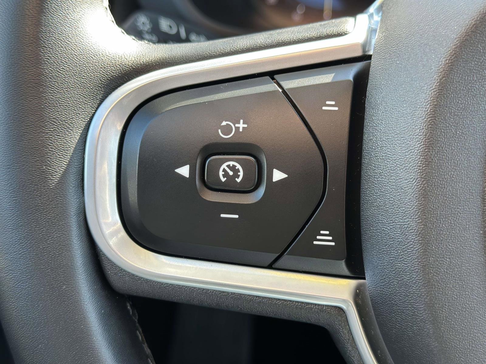 Used 2022 Volvo XC60 B5 Momentum w/ Climate Package image 14