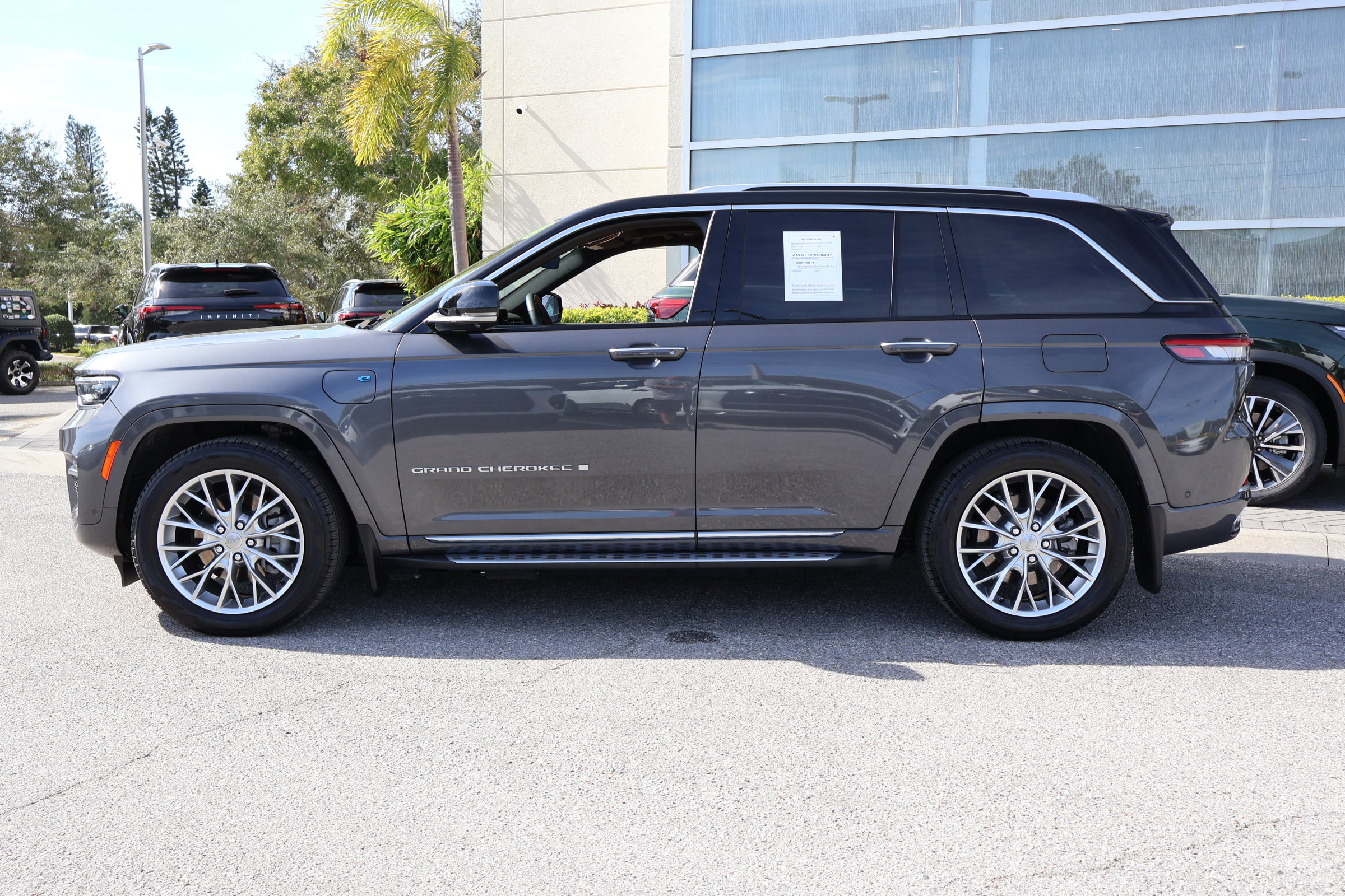 Used 2023 Jeep Grand Cherokee Summit image 4