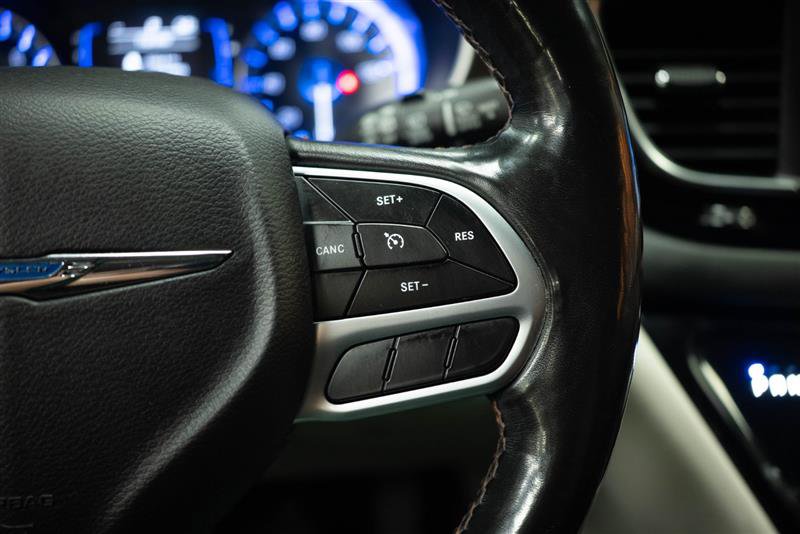 Used 2019 Chrysler Pacifica Touring-L FWD image 25