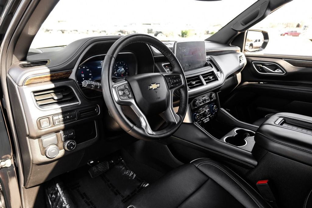 Used 2024 Chevrolet Suburban Premier image 2