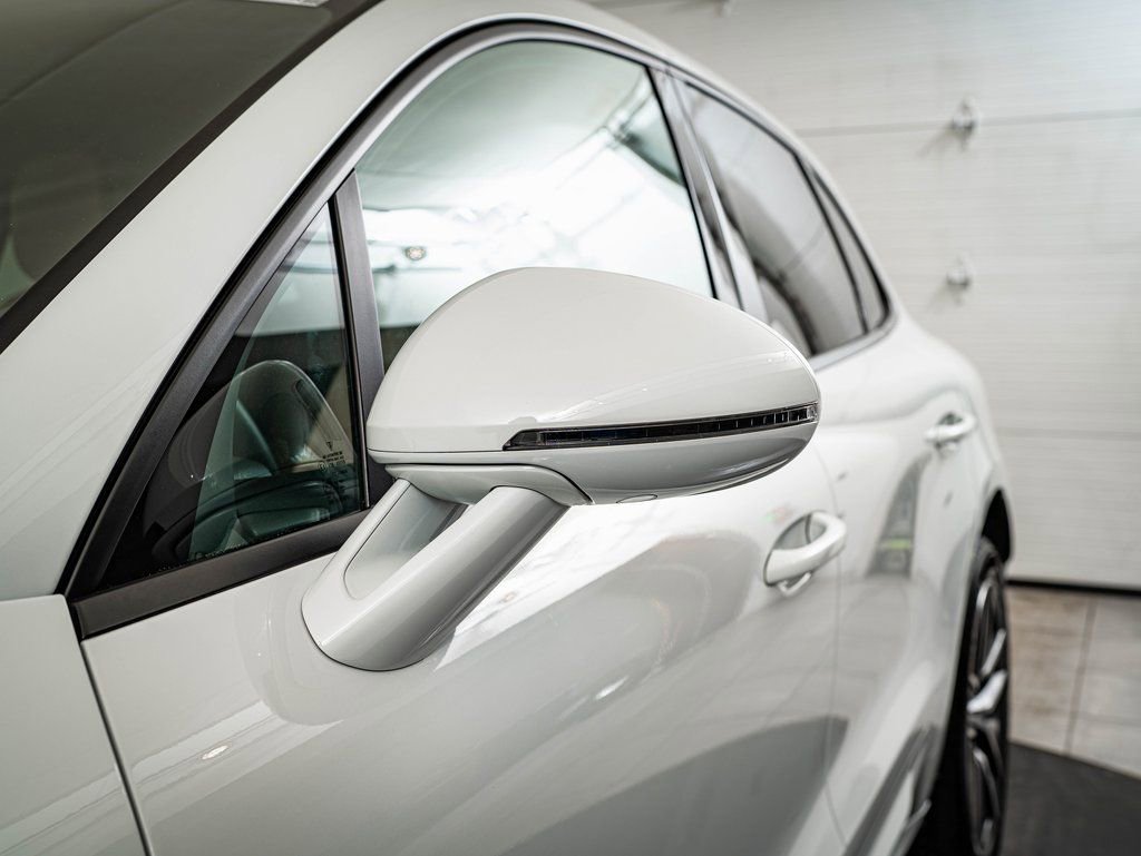 Certified 2025 Porsche Macan image 18