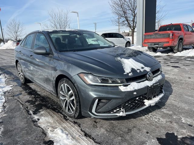 Used 2025 Volkswagen Jetta SE image 3
