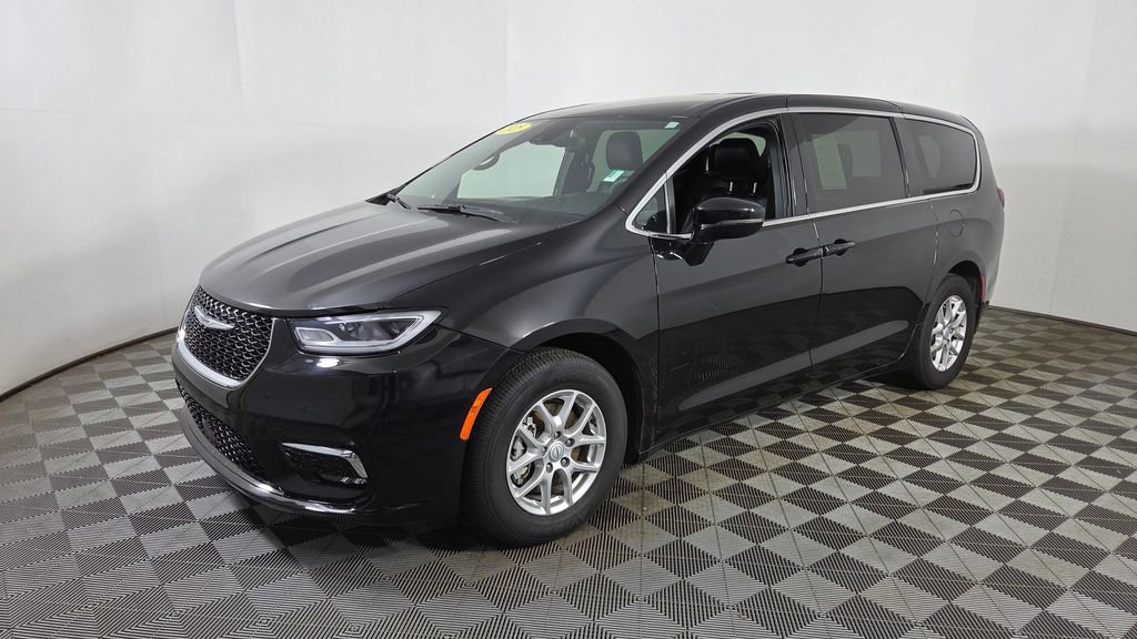 Used 2025 Chrysler Pacifica Select image 3