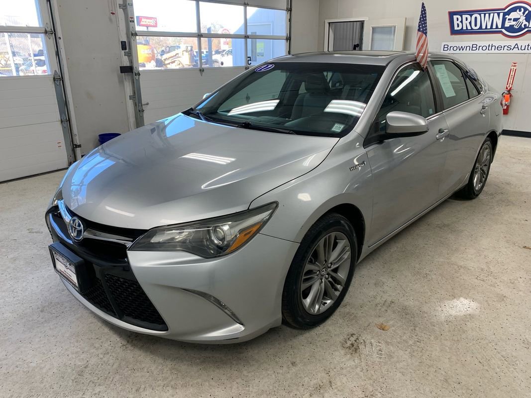 Used 2017 Toyota Camry SE w/ Moonroof Package image 2