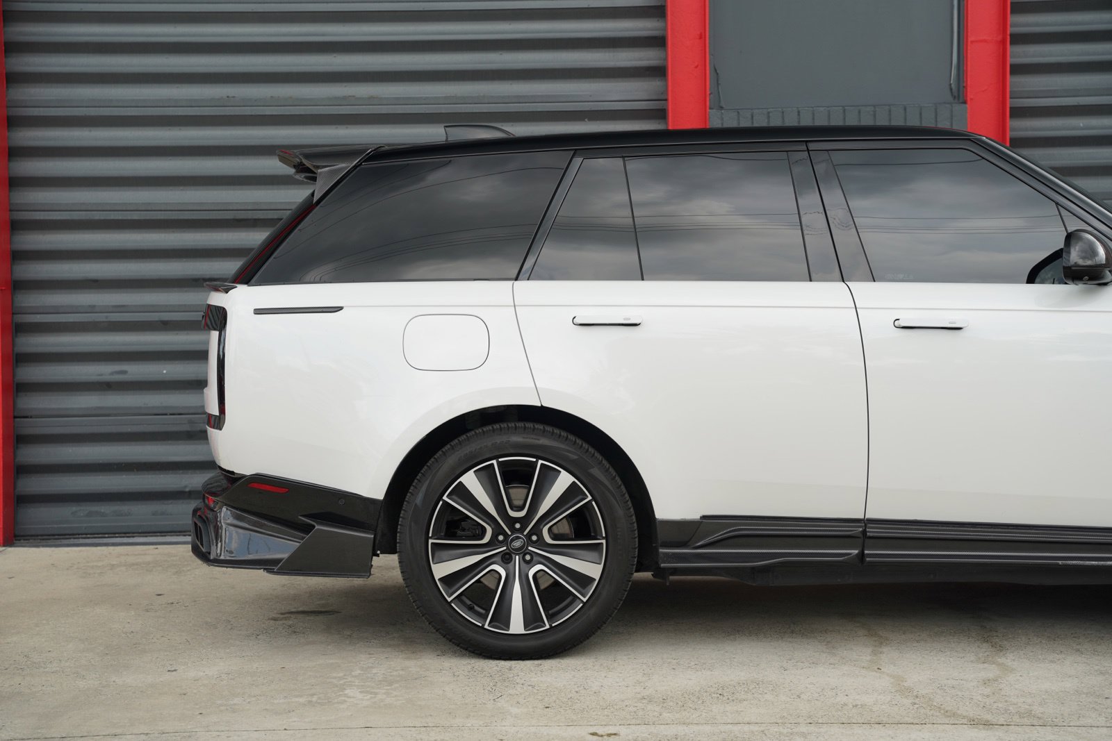 Used 2025 Land Rover Range Rover SE AWD/4WD image 11