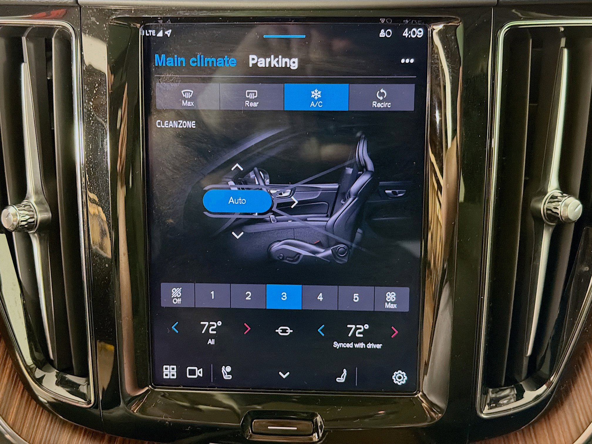 Used 2024 Volvo XC60 B5 Plus w/ Climate Package image 19