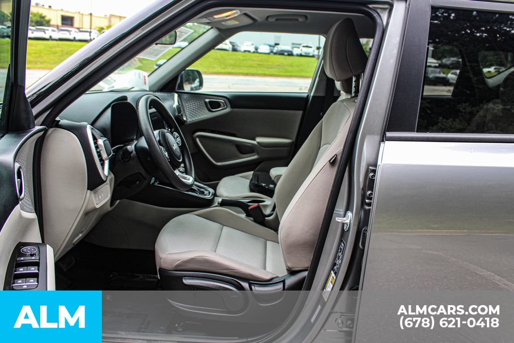 Used 2025 Kia Soul LX w/ LX Technology Package FWD image 17