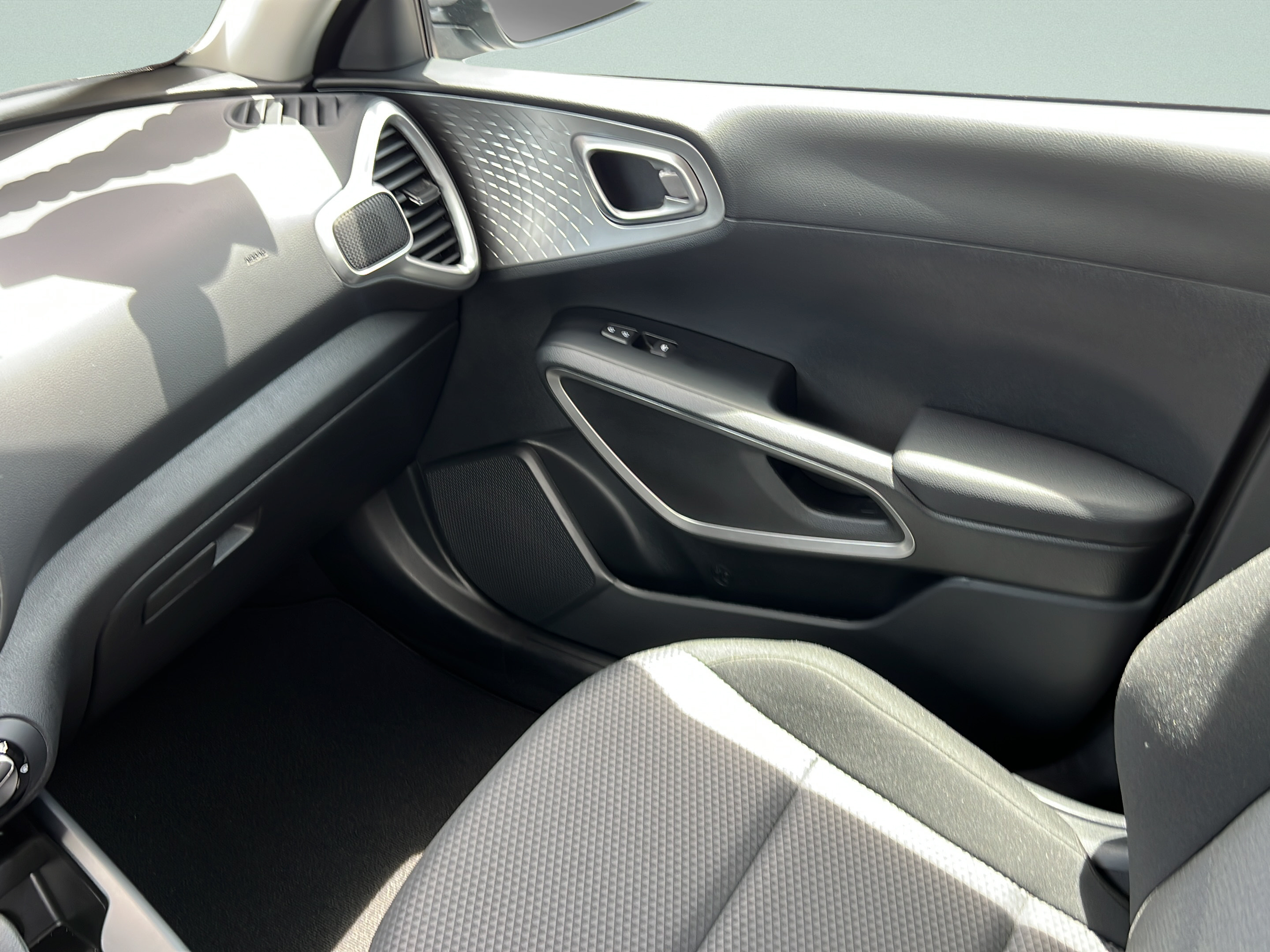 Certified 2025 Kia Soul LX w/ LX Technology Package FWD image 13