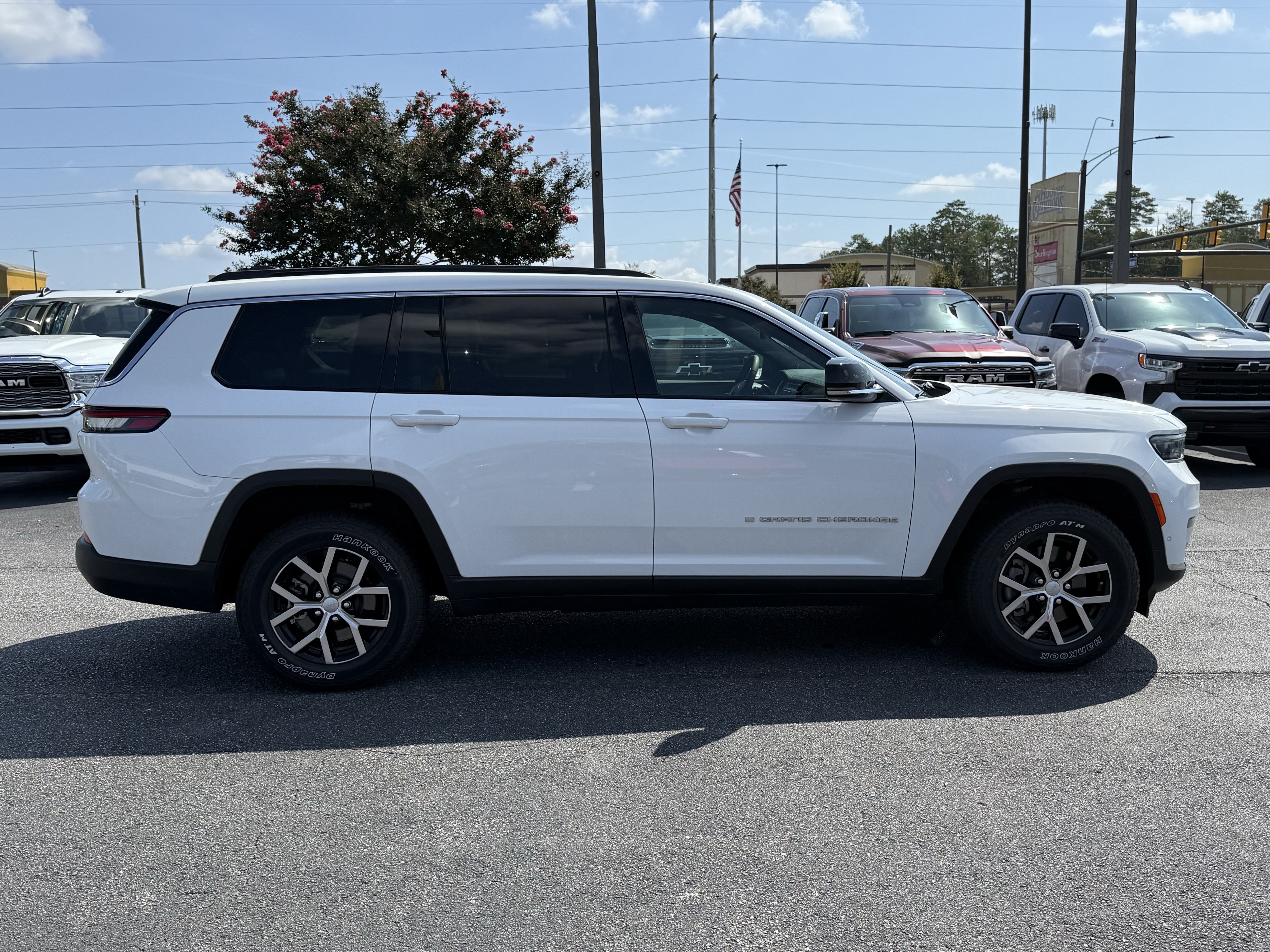 Used 2024 Jeep Grand Cherokee L Limited w/ Luxury Tech Group II RWD image 11