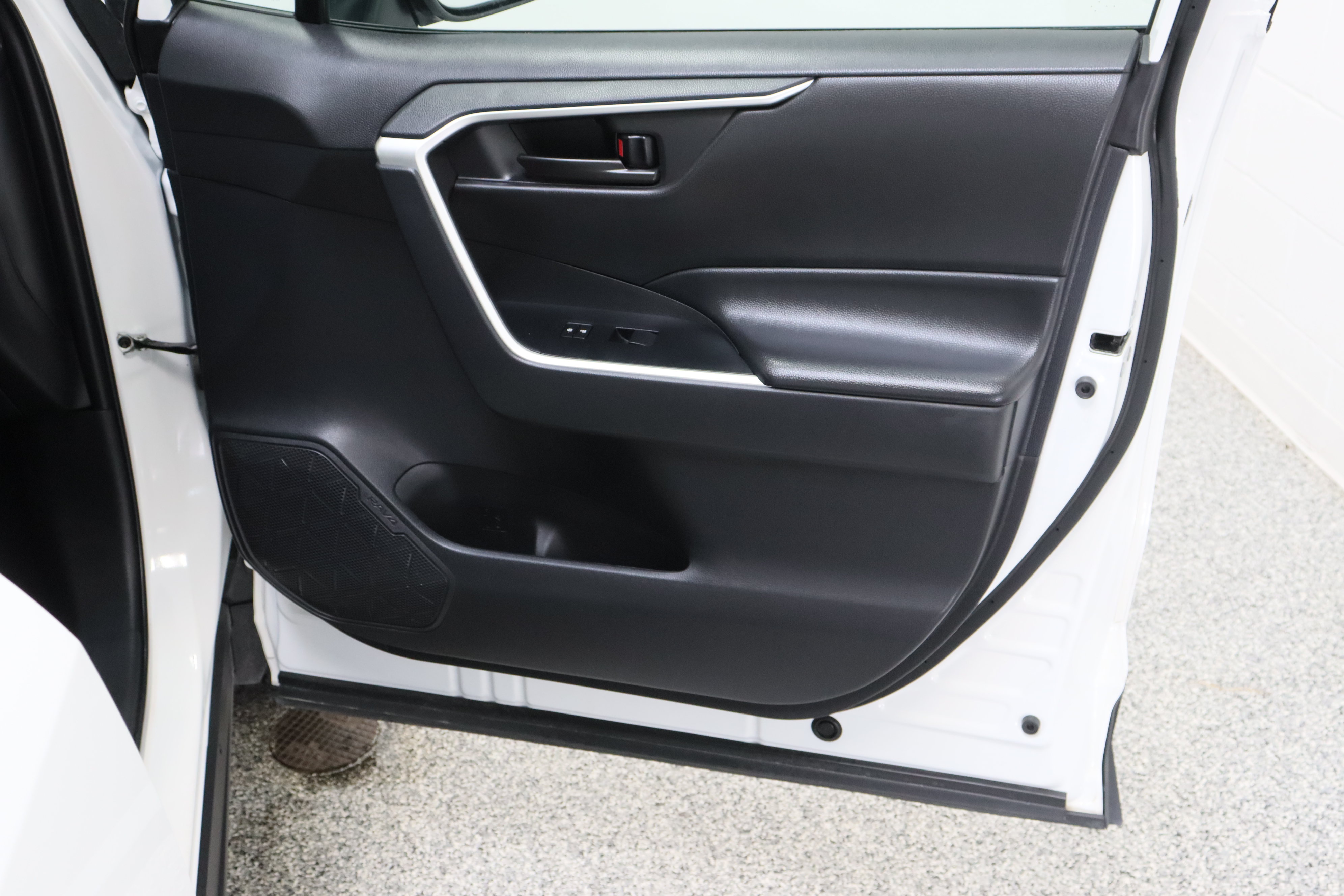 Certified 2025 Toyota RAV4 LE AWD/4WD image 31