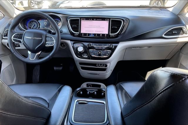 Used 2023 Chrysler Pacifica Touring-L FWD image 15