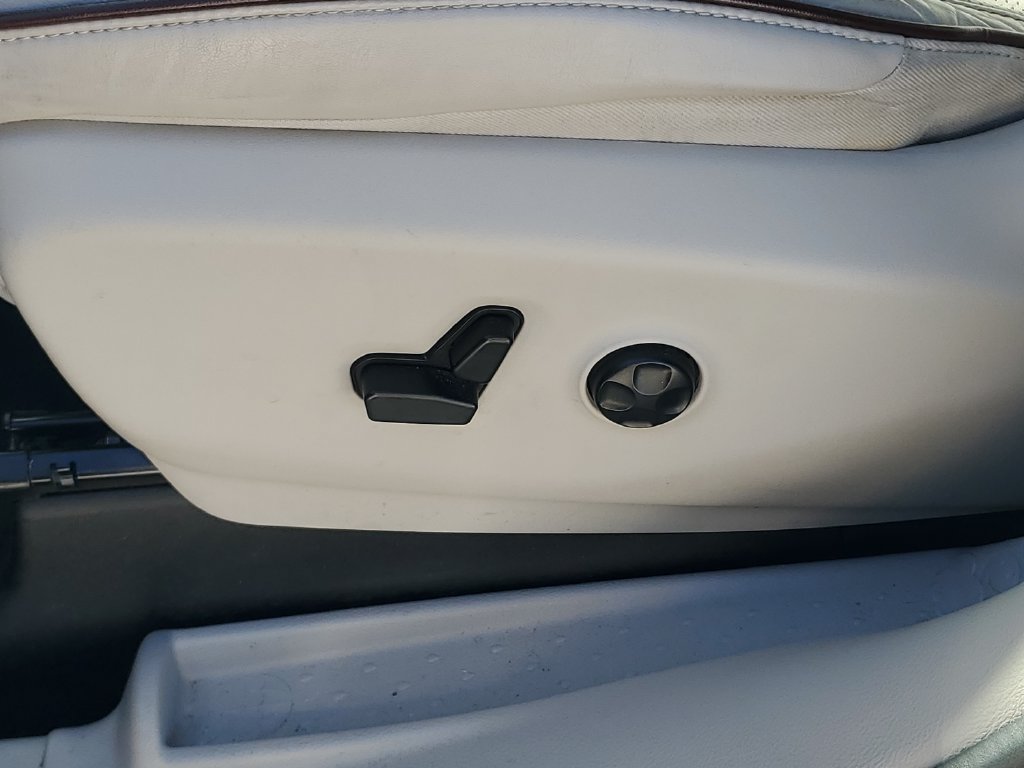 Used 2018 Chrysler Pacifica Limited w/ Advanced Safetytec Group FWD image 16