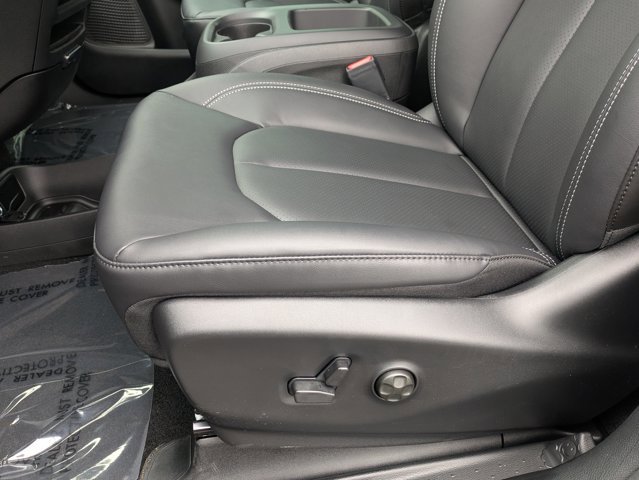 New 2026 Chrysler Pacifica Select image 4