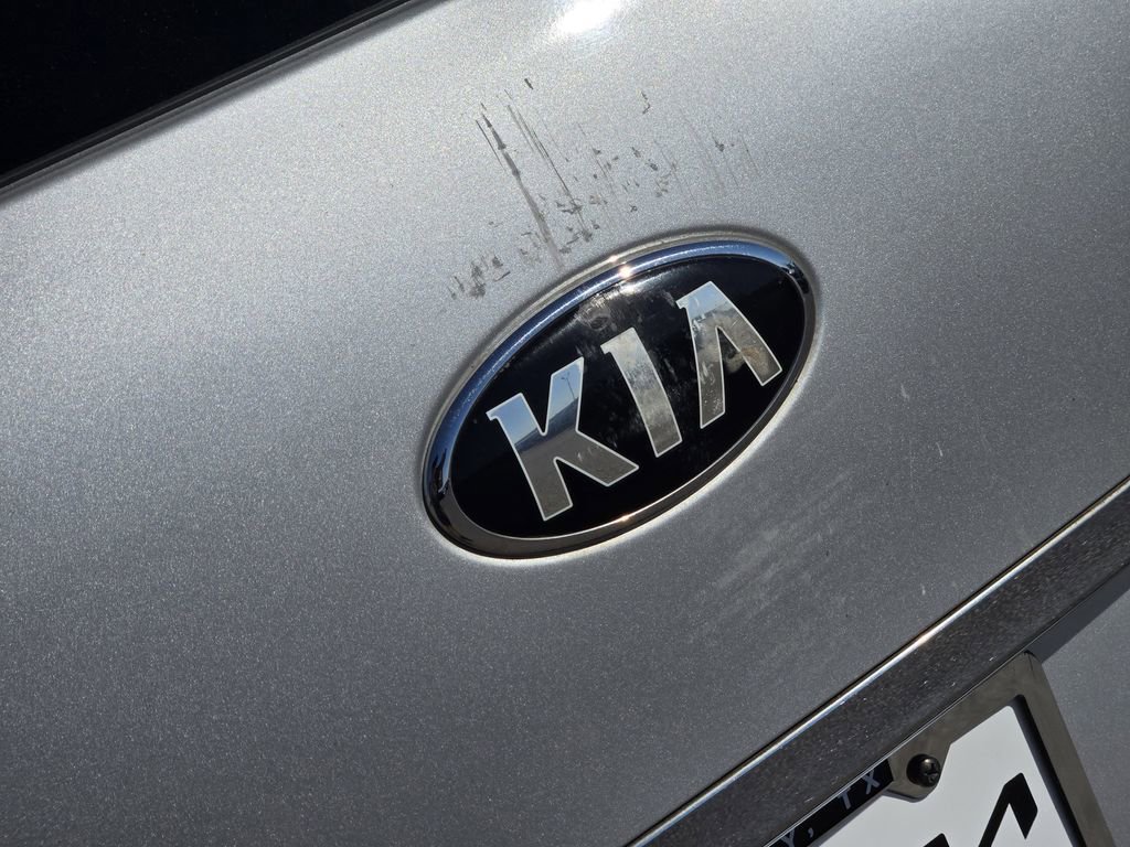 Used 2017 Kia Sedona LX w/ LX Essentials Premium Package image 9