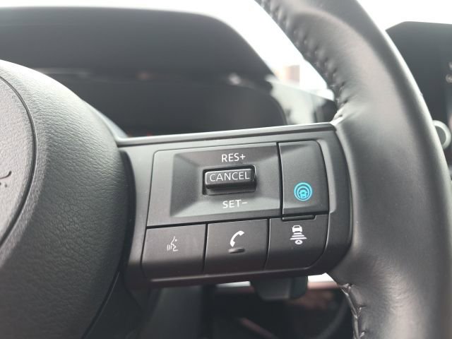 Used 2025 Nissan Pathfinder SV image 18