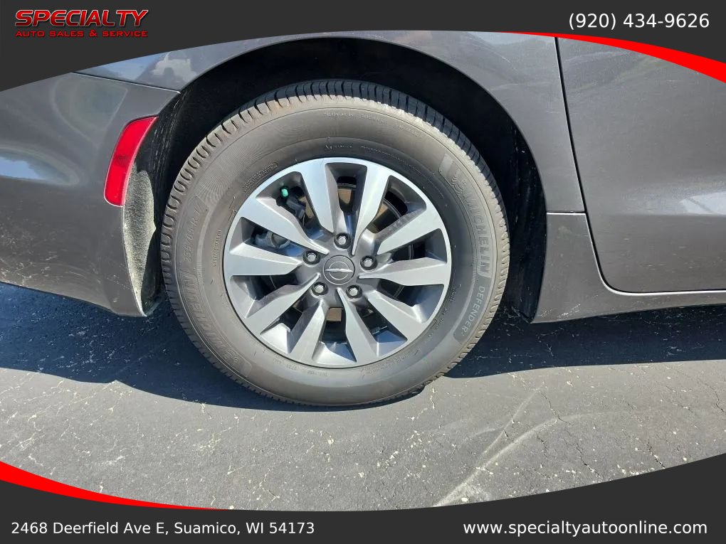 Used 2021 Chrysler Pacifica Touring w/ Cold Weather Group FWD image 35