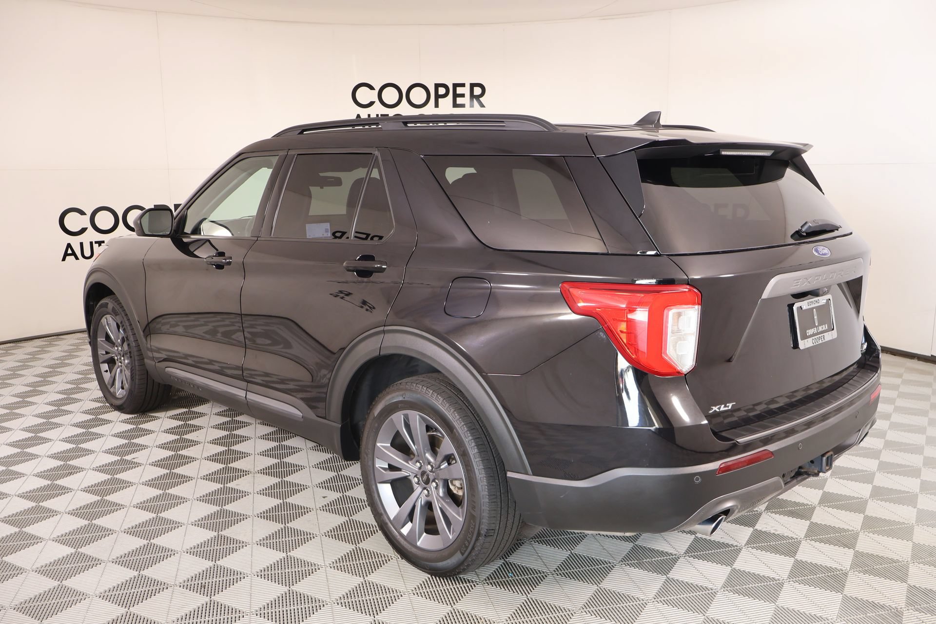 Used 2022 Ford Explorer XLT w/ Equipment Group 202A AWD/4WD image 24