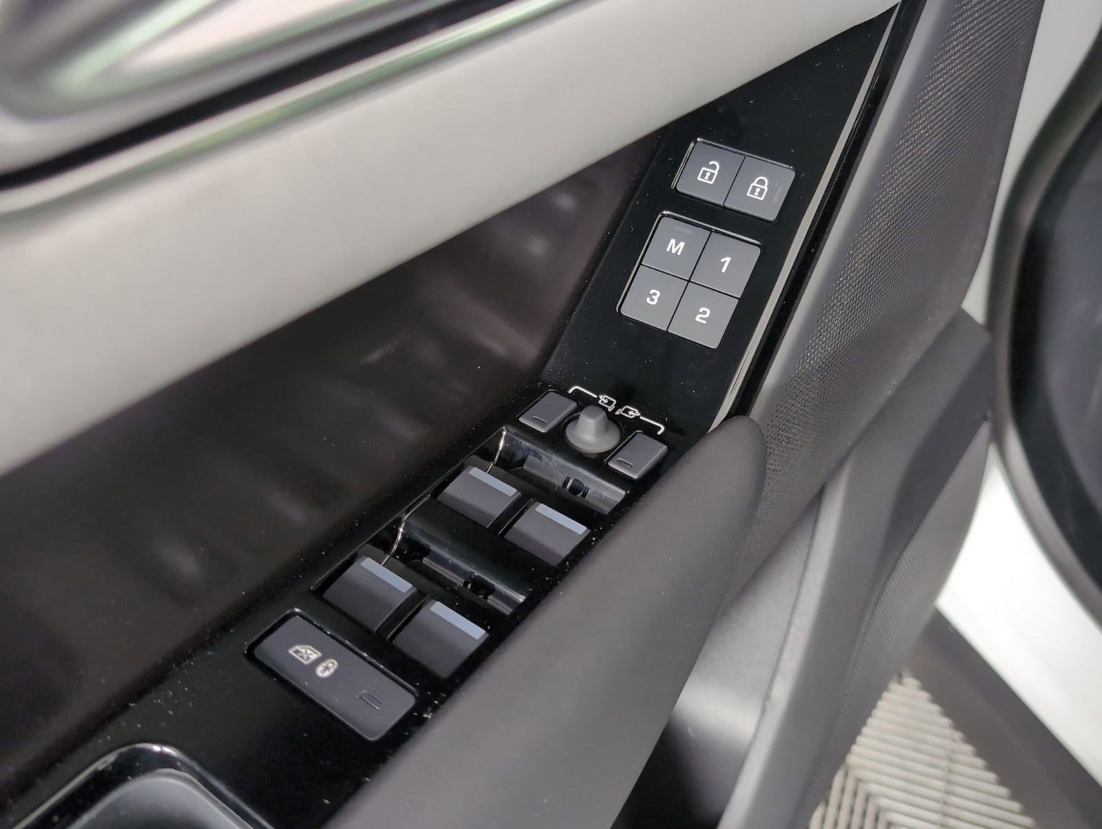 Certified 2026 Land Rover Range Rover Velar Dynamic SE image 21