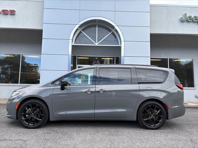 Certified 2025 Chrysler Pacifica Limited FWD image 3