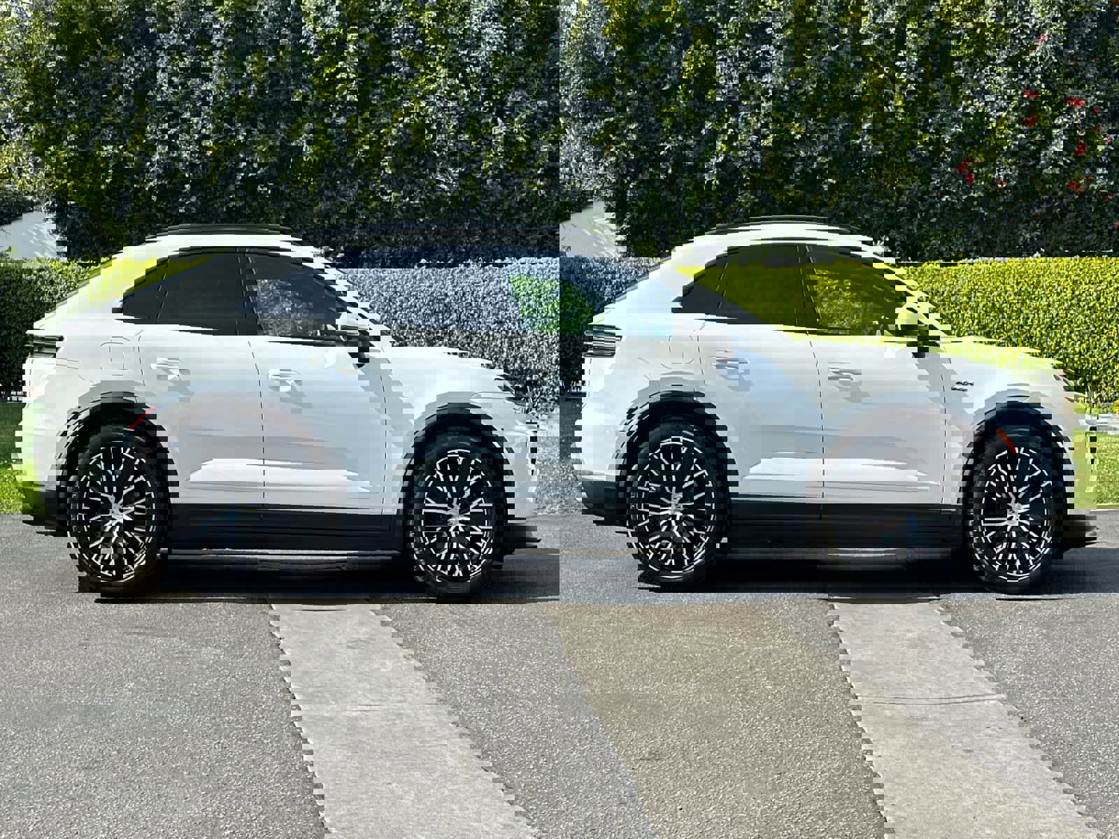 New 2025 Porsche Macan 4 Electric image 9