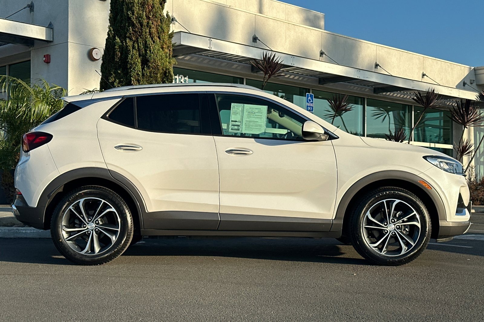 Used 2020 Buick Encore GX Essence image 3