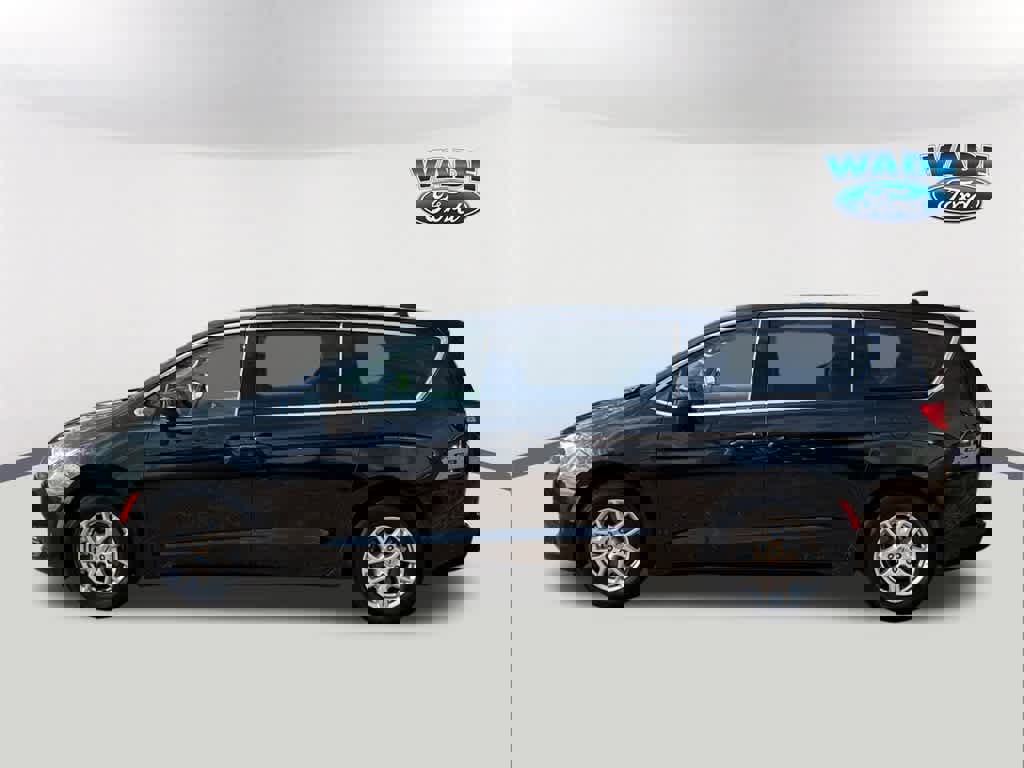 Used 2023 Chrysler Voyager LX image 8