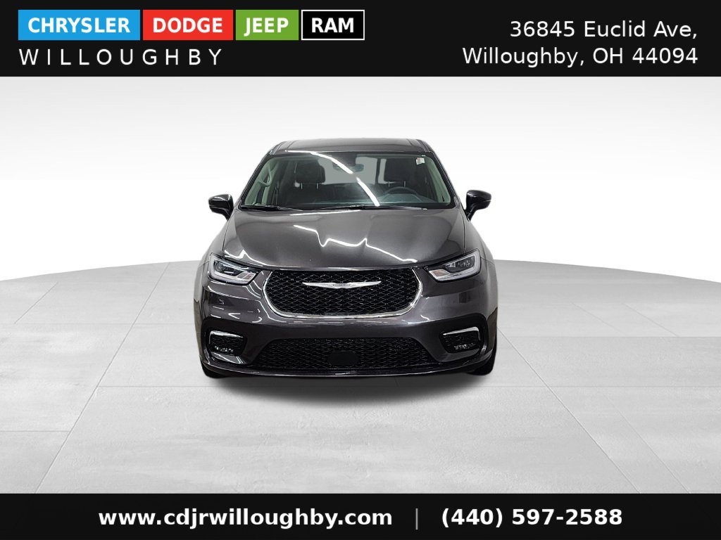 Used 2023 Chrysler Pacifica Touring-L AWD/4WD image 2