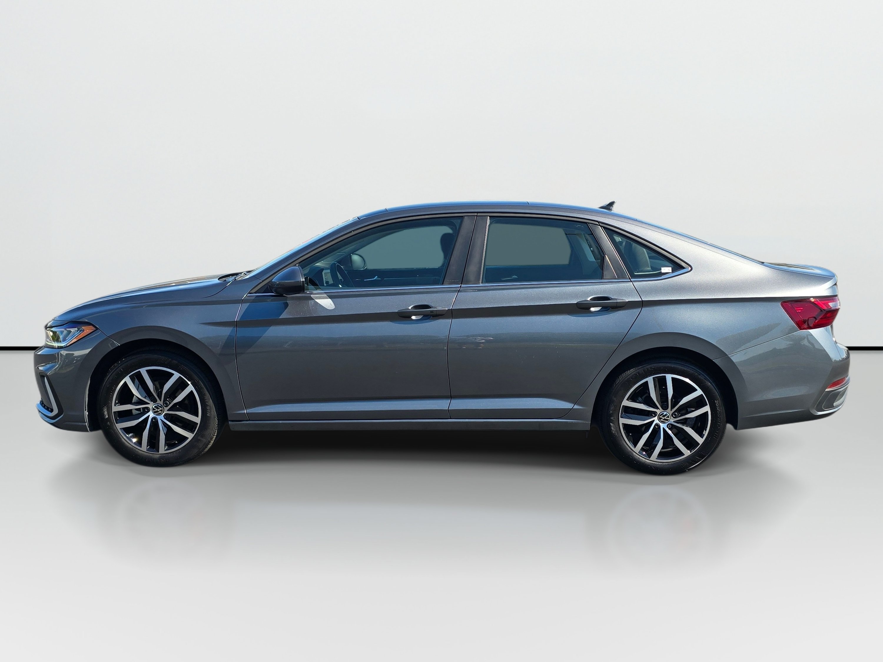 Used 2025 Volkswagen Jetta SE w/ Sunroof Package FWD image 2