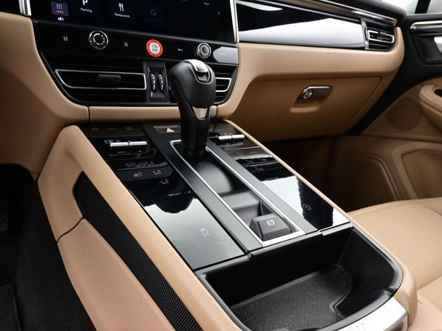 Certified 2023 Porsche Macan image 11