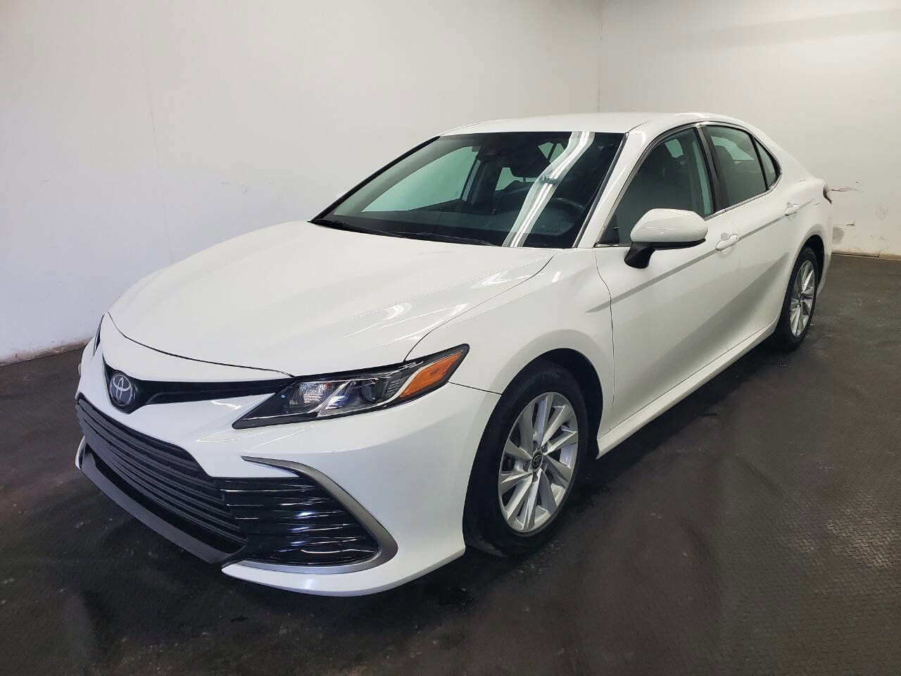 Used 2022 Toyota Camry LE FWD image 1