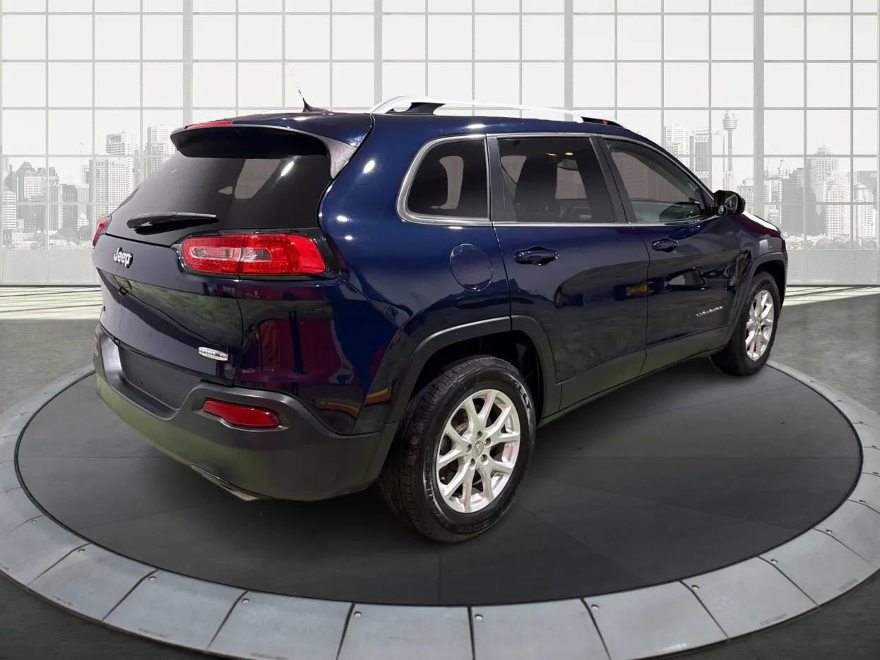 Used 2015 Jeep Cherokee Latitude image 3
