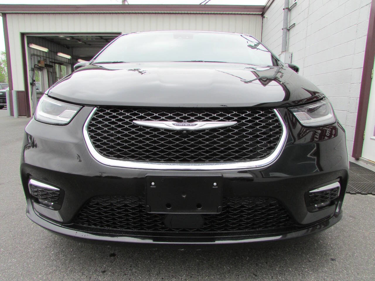 Used 2025 Chrysler Pacifica Select FWD image 3
