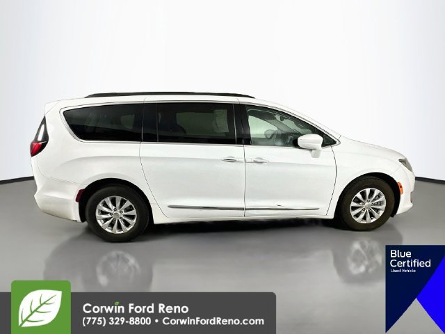 Used 2017 Chrysler Pacifica Touring-L FWD image 10