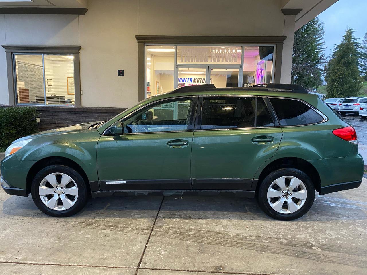 Used 2011 Subaru Outback 2.5i Premium AWD/4WD image 6