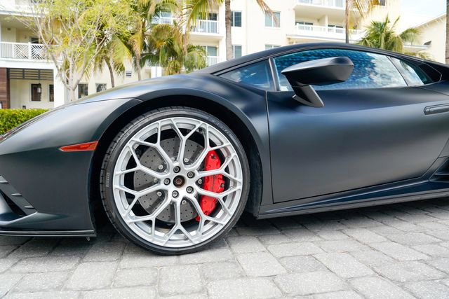 Used 2022 Lamborghini Huracan EVO image 12