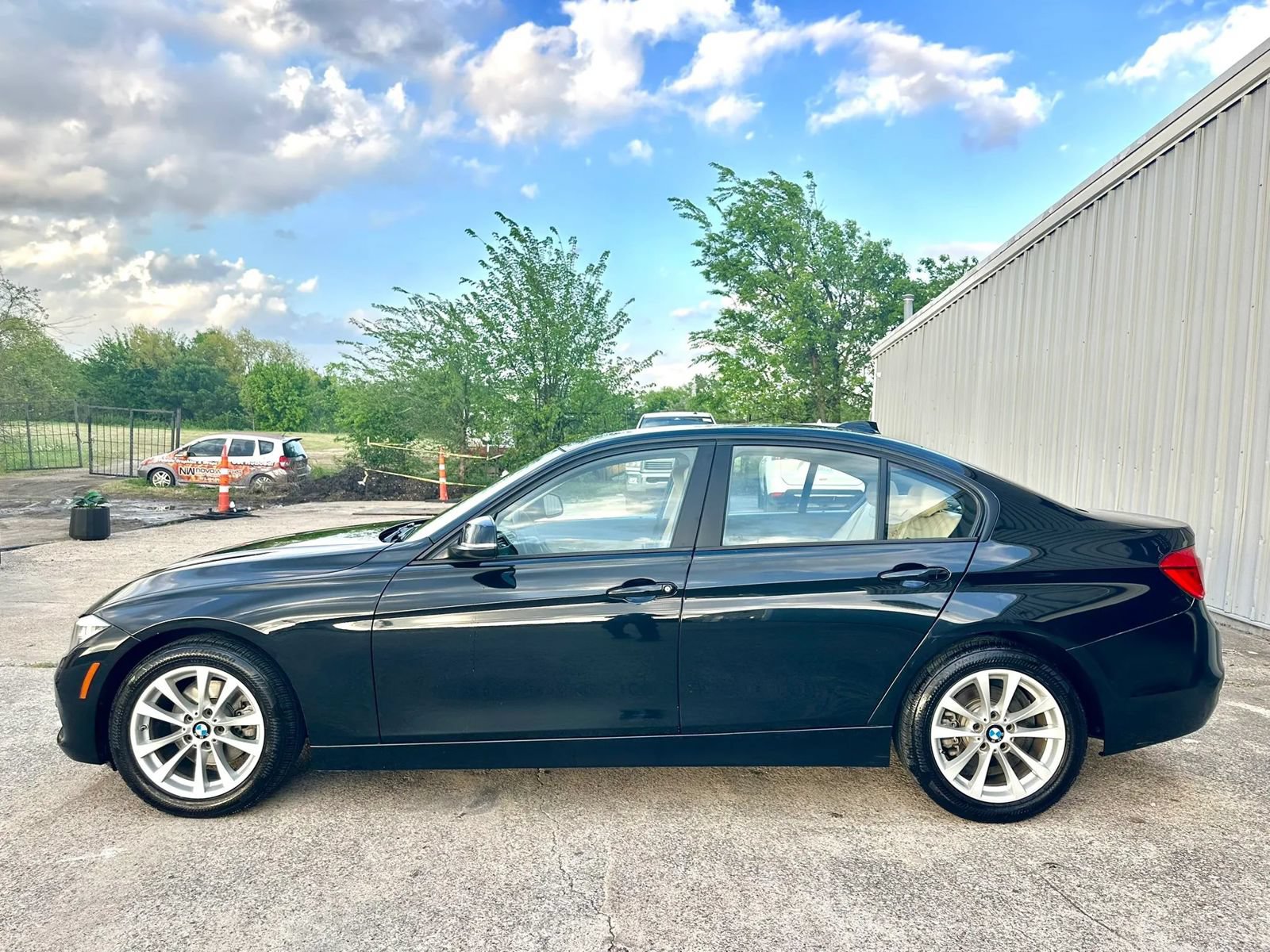 Used 2017 BMW 320i xDrive Sedan AWD/4WD image 3