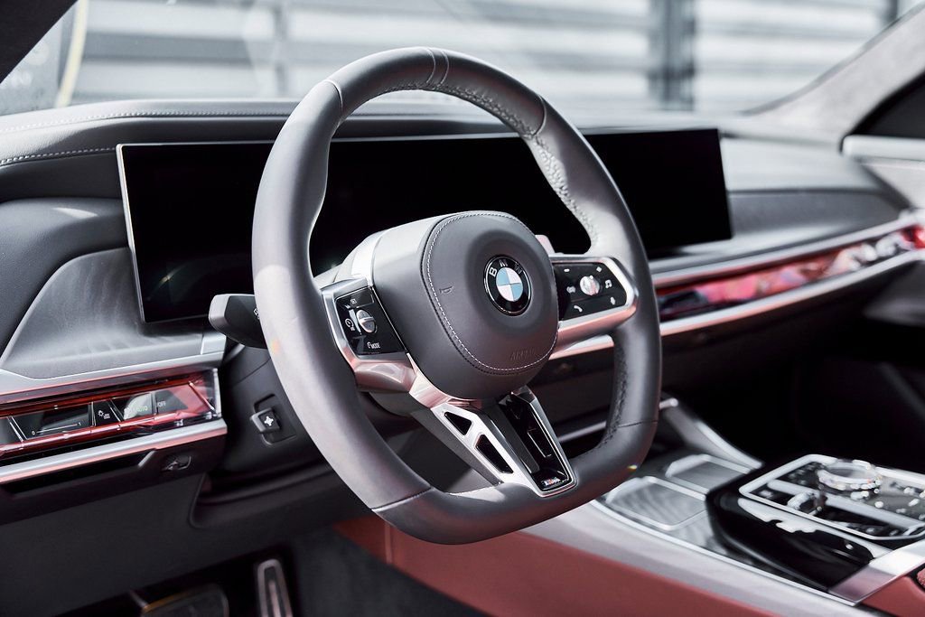 Used 2025 BMW 760i xDrive w/ Premium Package image 38