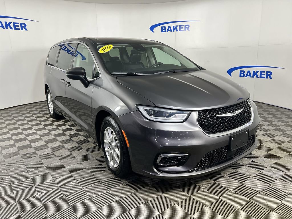 Used 2023 Chrysler Pacifica Touring-L image 2