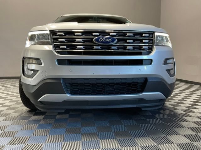Used 2017 Ford Explorer XLT w/ Equipment Group 202A AWD/4WD image 3