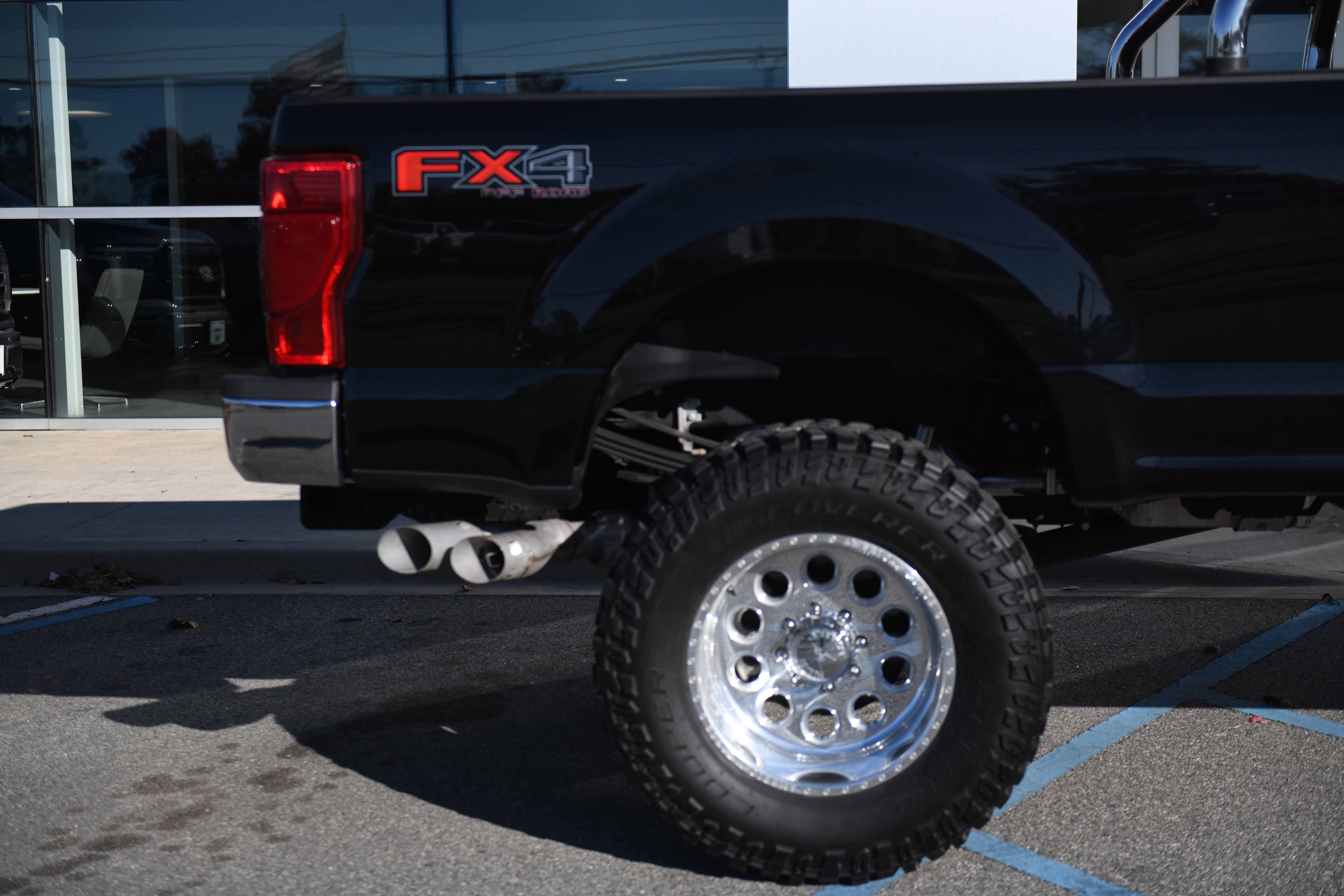 Used 2022 Ford F350 XLT w/ XLT Value Package image 3