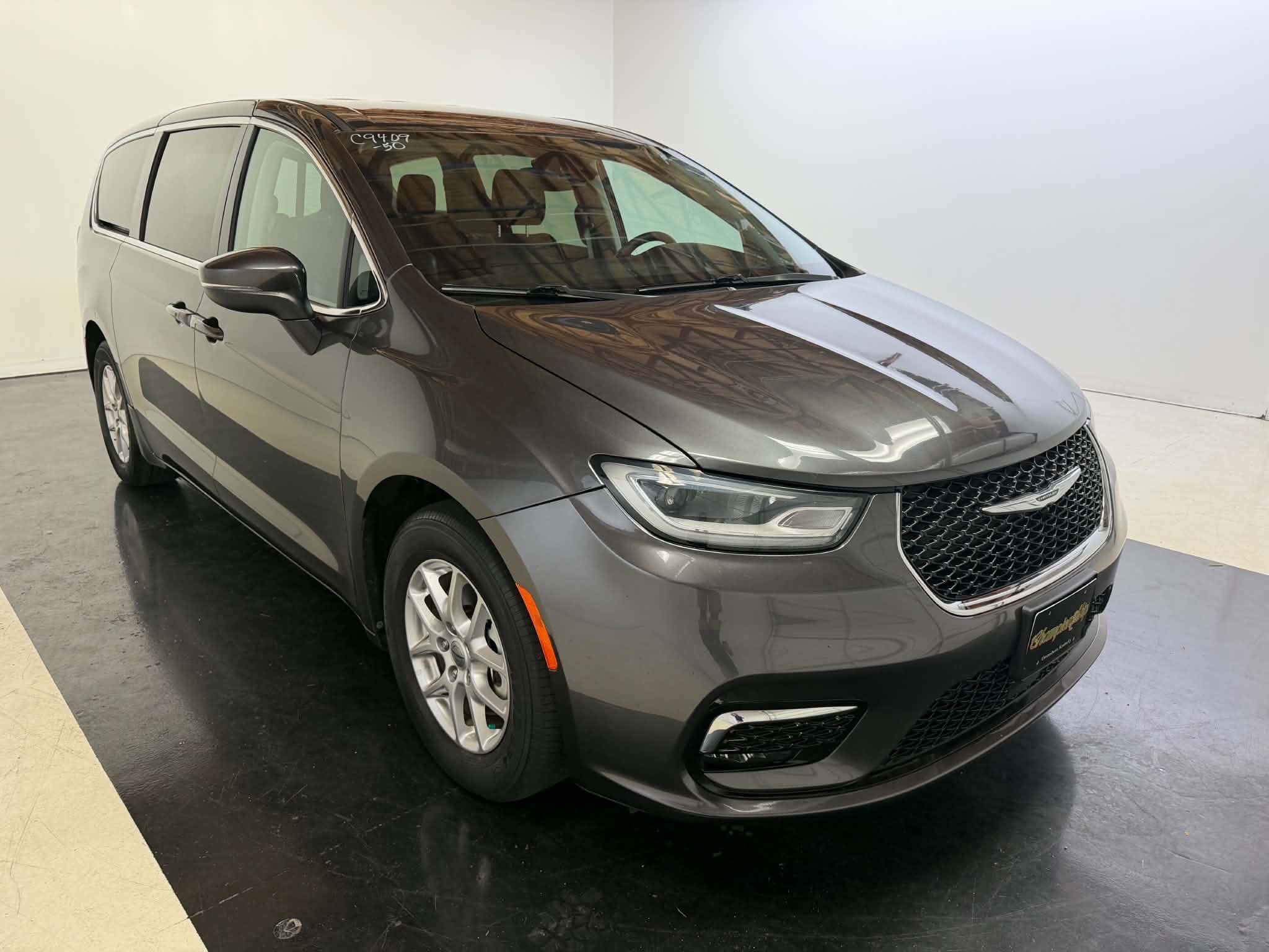 Used 2023 Chrysler Pacifica Touring-L FWD image 7